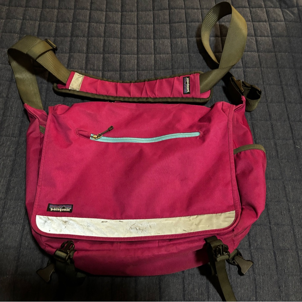 Patagonia Half Mass Raspberry Pink Messenger Bag with Strap